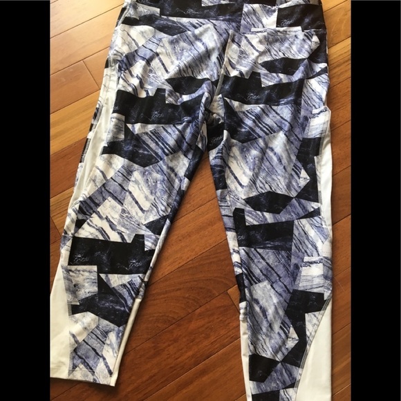 Marika Rock Geometric Print Capri Legging XL - Picture 6 of 8